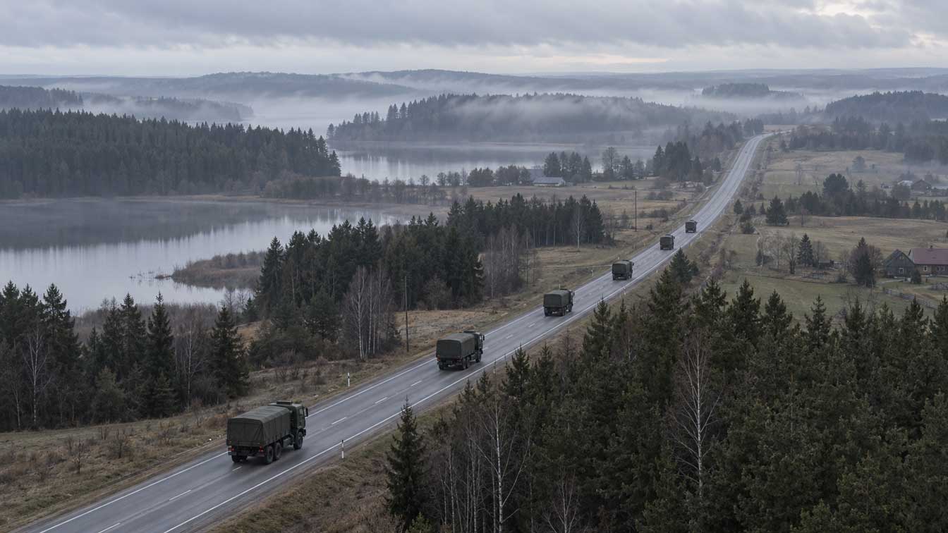Carretera que atraviesa el Corredor de Suwałki entre Polonia y Lituania, eje de refuerzo terrestre de la OTAN hacia los Estados Bálticos