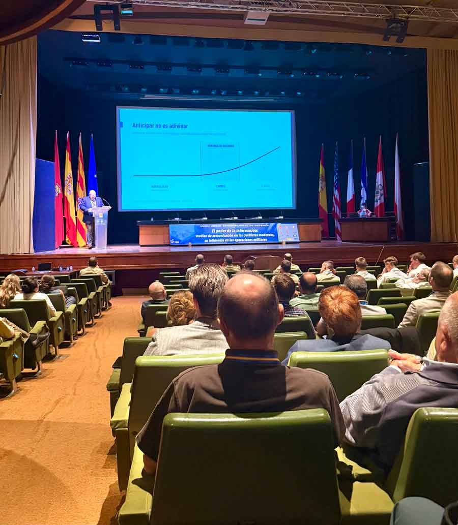 Jorge Quintana, CEO and founder of ACK3, presents the talk From Noise to Decision on stage at the XXXIII International Defence Course in Jaca